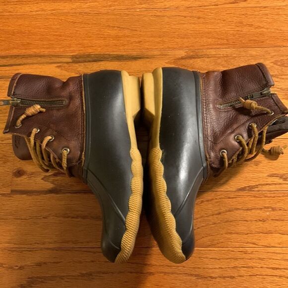 Sperry Size 9 women's waterproof rubber boot with thinsulate lined like new - Picture 2 of 12